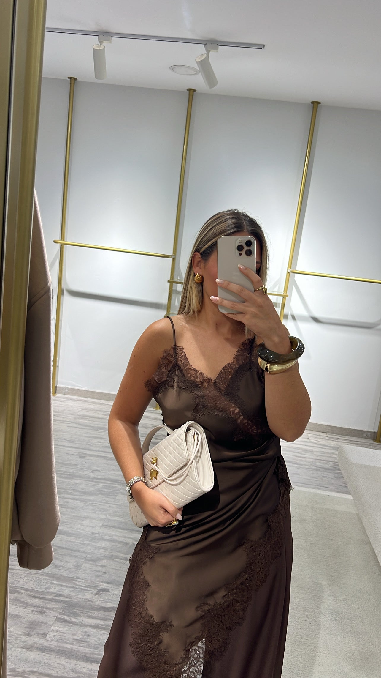 VESTIDO RENDA