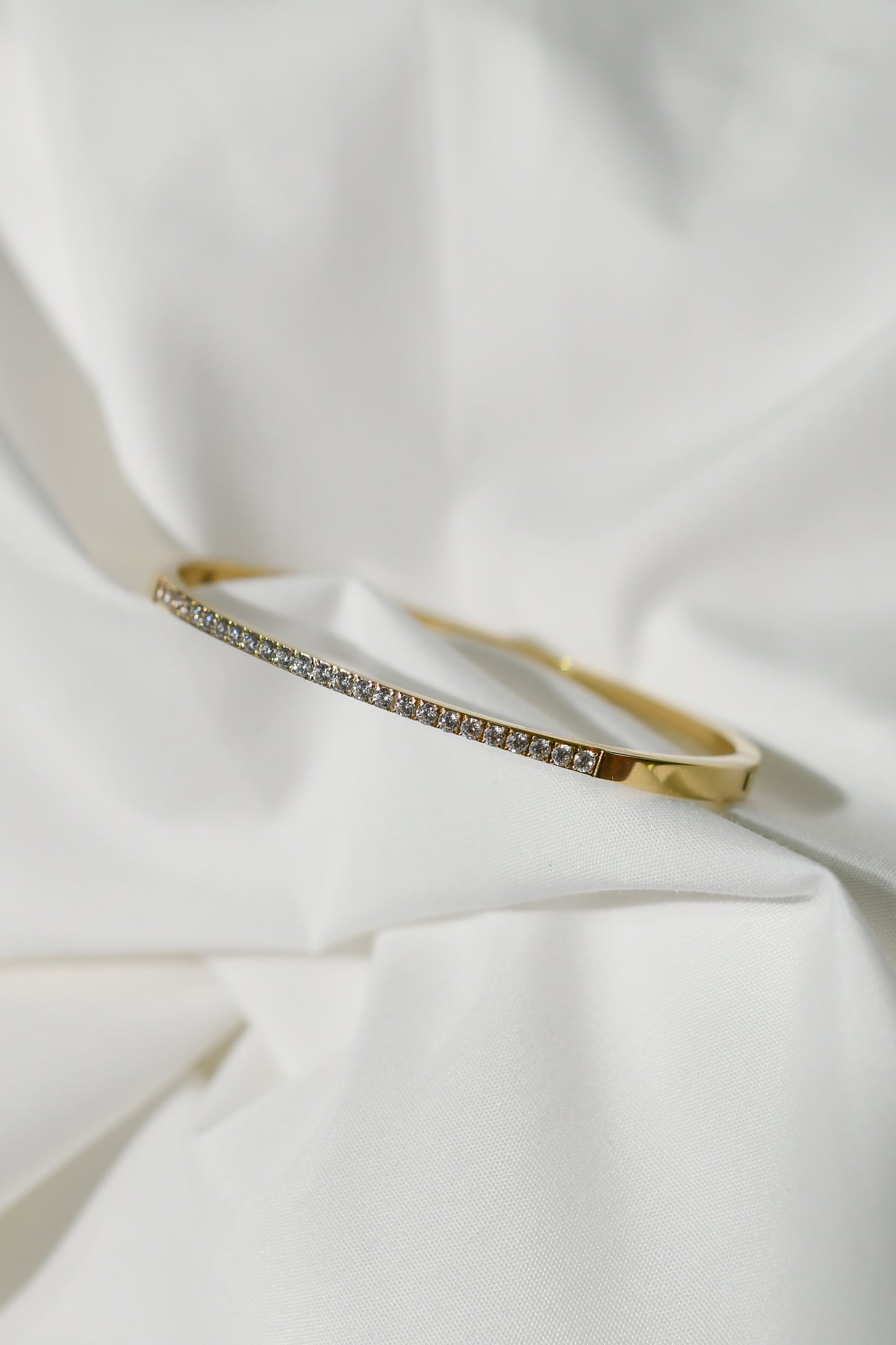 Gold bracelet with zirconia