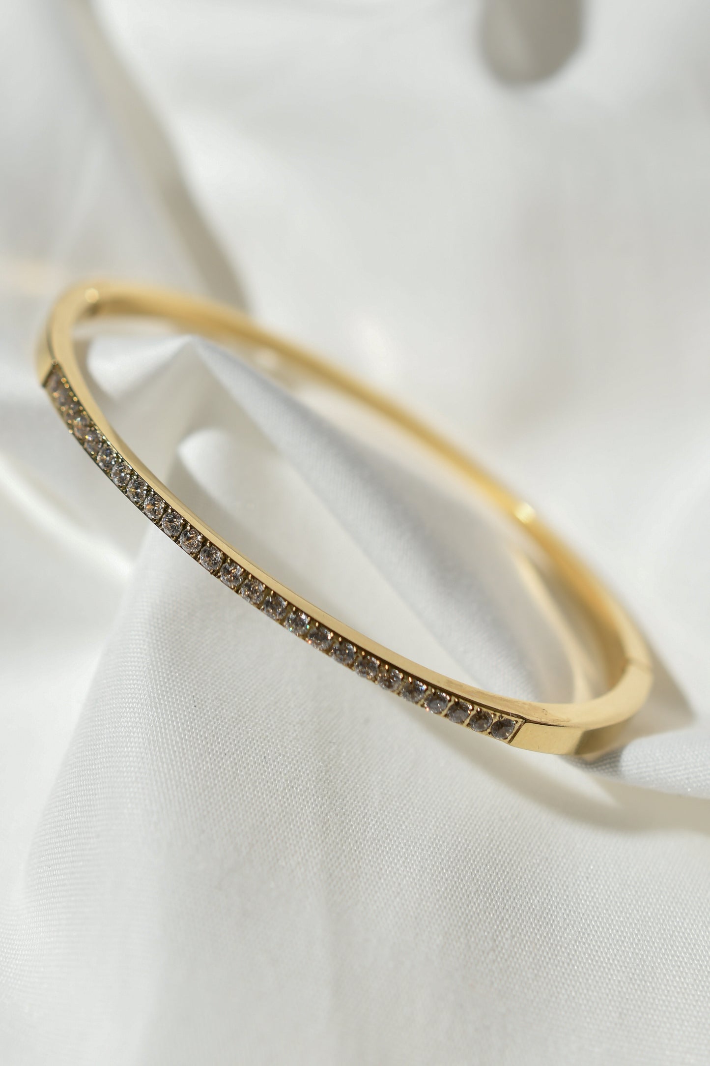 Gold bracelet with zirconia