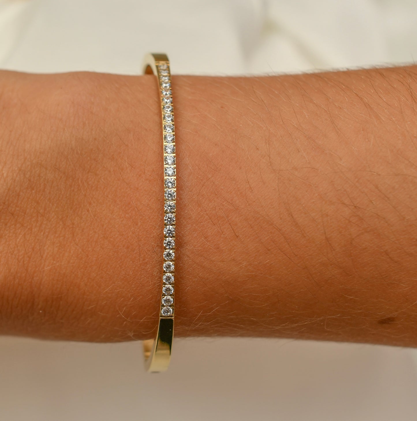 Gold bracelet with zirconia