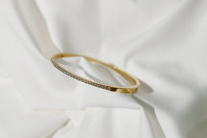 Gold bracelet with zirconia