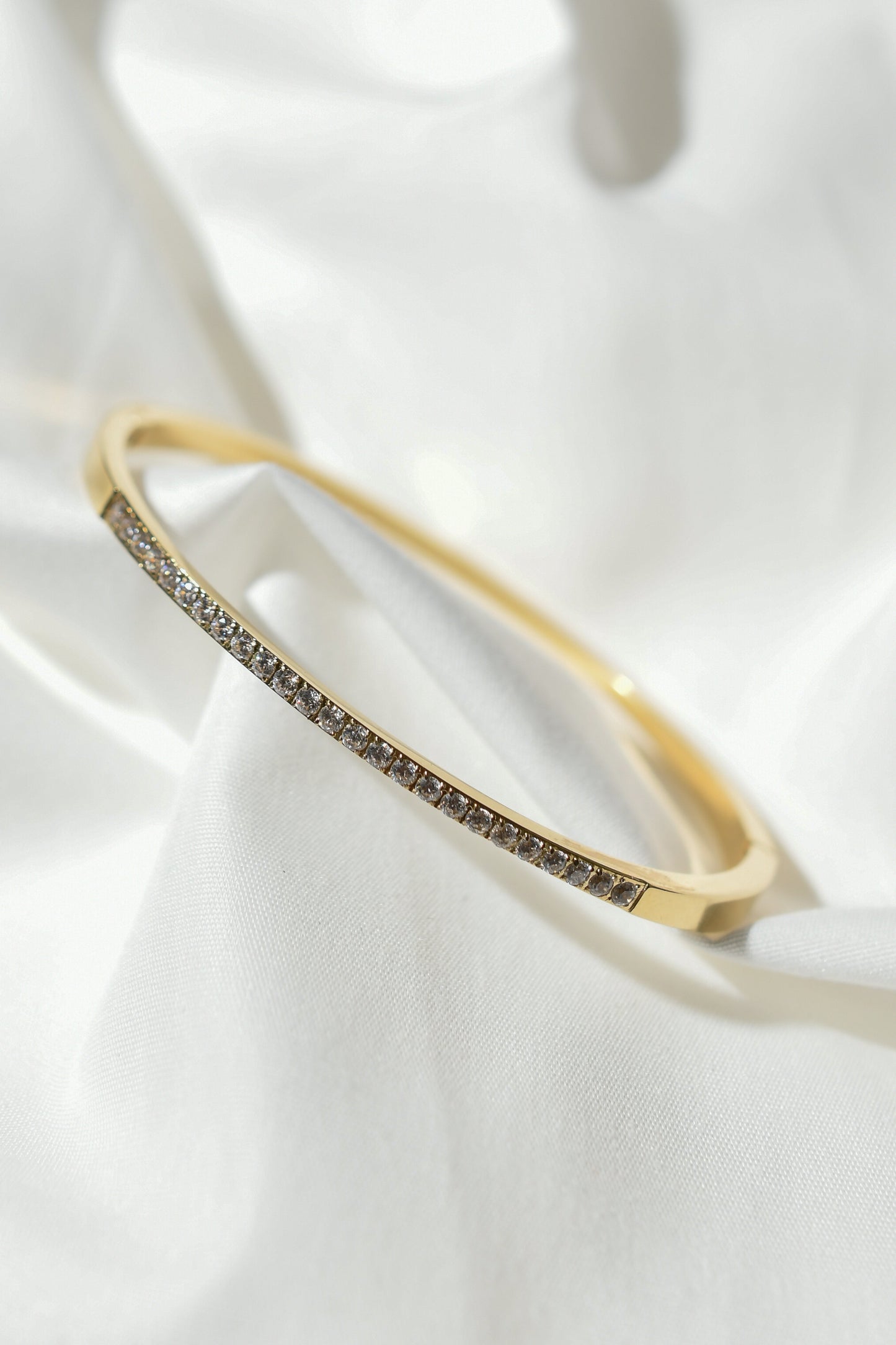 Gold bracelet with zirconia