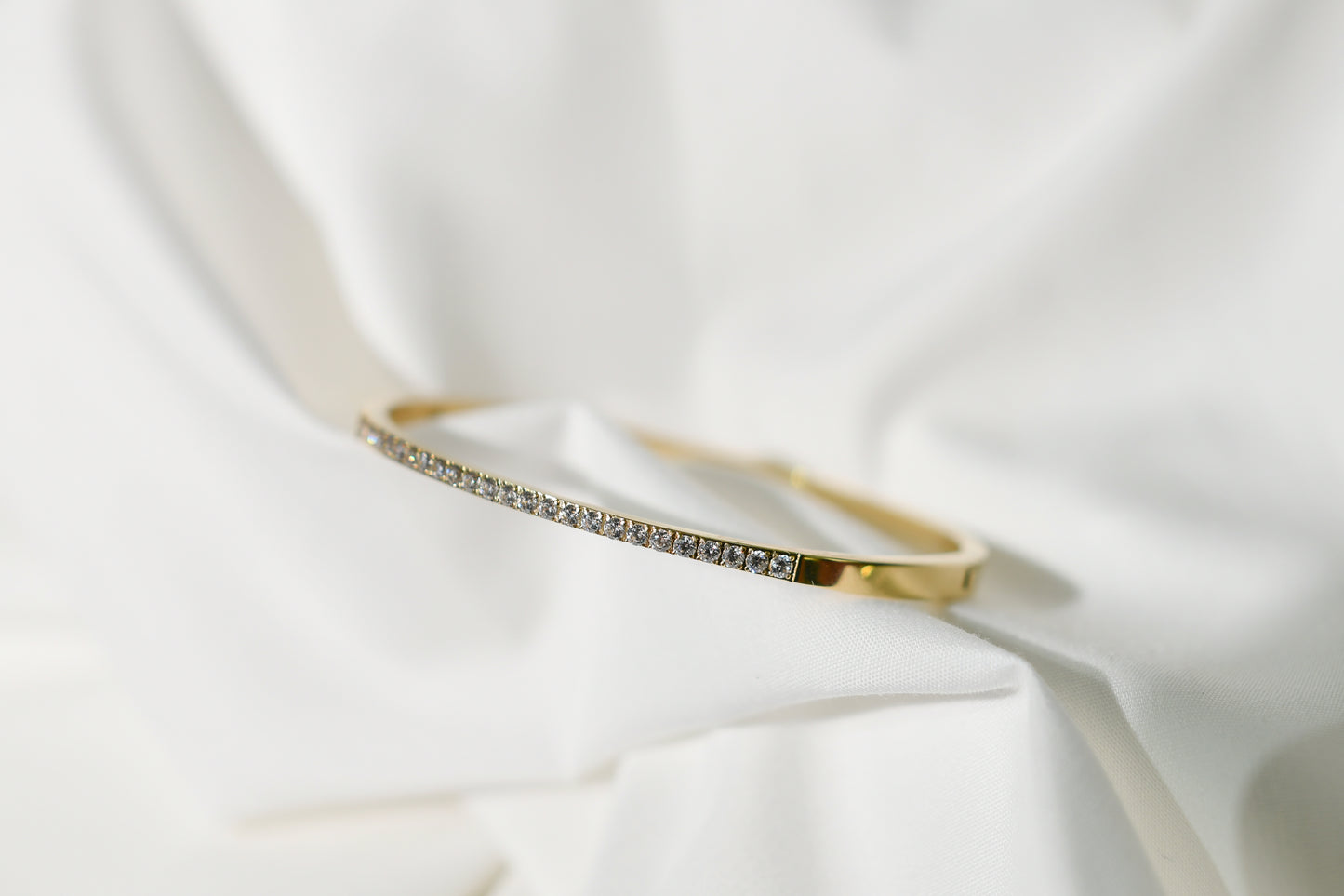 Gold bracelet with zirconia