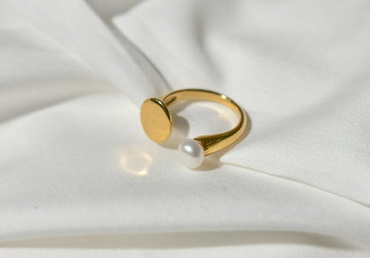 gold ring with pearl